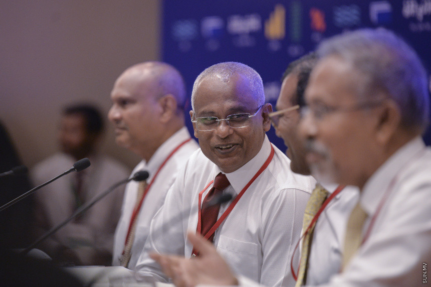 ޑިސެމްބަރު 15، 2019: ކުރޮސްރޯޑުގައި ބޭއްވި "ވިއަވަތި ރާއްޖެ" ކައުންސިލަރުންގެ ކޮންފަރެންސްގެ ތެރެއިން: ރައީސް ސޯލިހާއި ރައީސް ނަޝީދު ---- ސަން ފޮޓޯ/ މުޒައްޔިން ނާޒިމް