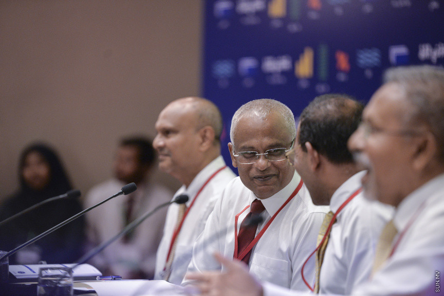 ޑިސެމްބަރު 15، 2019: ކުރޮސްރޯޑުގައި ބޭއްވި "ވިއަވަތި ރާއްޖެ" ކައުންސިލަރުންގެ ކޮންފަރެންސްގެ ތެރެއިން: ރައީސް ސޯލިހާއި ރައީސް ނަޝީދު ---- ސަން ފޮޓޯ/ މުޒައްޔިން ނާޒިމް