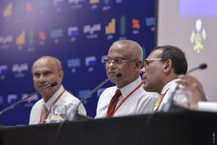 ޑިސެމްބަރު 15، 2019: ކުރޮސްރޯޑުގައި ބޭއްވި "ވިއަވަތި ރާއްޖެ" ކައުންސިލަރުންގެ ކޮންފަރެންސްގެ ތެރެއިން: ރައީސް ސޯލިހާއި ރައީސް ނަޝީދު ---- ސަން ފޮޓޯ/ މުޒައްޔިން ނާޒިމް