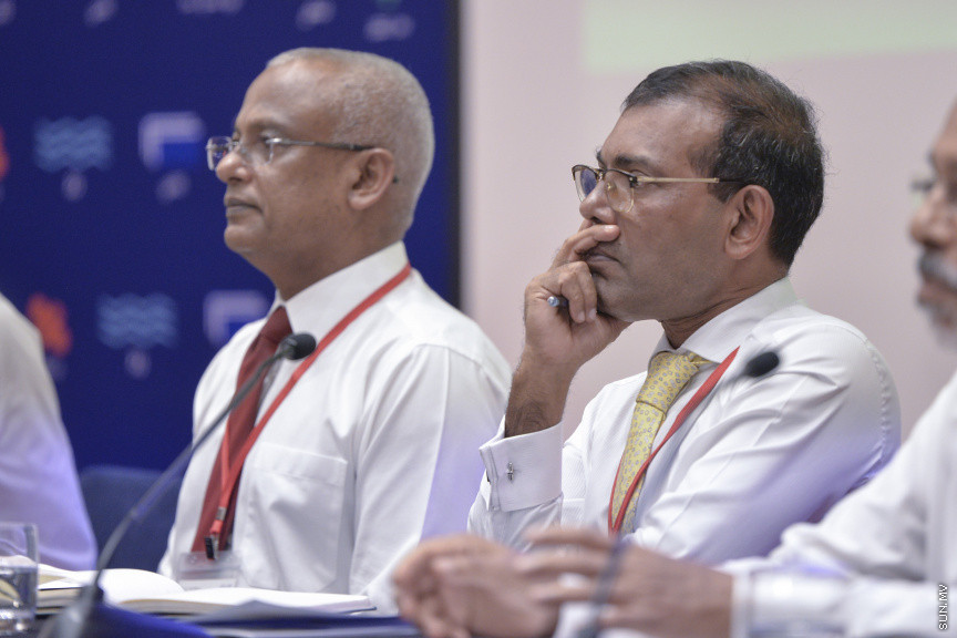 ޑިސެމްބަރު 15، 2019: ކުރޮސްރޯޑުގައި ބޭއްވި "ވިއަވަތި ރާއްޖެ" ކައުންސިލަރުންގެ ކޮންފަރެންސްގެ ތެރެއިން: ރައީސް ސޯލިހާއި ރައީސް ނަޝީދު ---- ސަން ފޮޓޯ/ މުޒައްޔިން ނާޒިމް