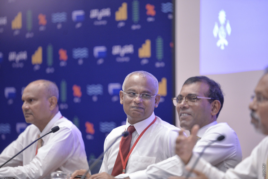 ޑިސެމްބަރު 15، 2019: ކުރޮސްރޯޑުގައި ބޭއްވި "ވިއަވަތި ރާއްޖެ" ކައުންސިލަރުންގެ ކޮންފަރެންސްގެ ތެރެއިން: ރައީސް ސޯލިހާއި ރައީސް ނަޝީދު ---- ސަން ފޮޓޯ/ މުޒައްޔިން ނާޒިމް