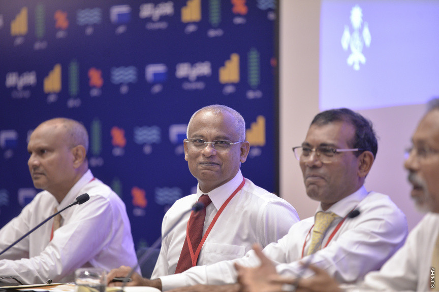 ޑިސެމްބަރު 15، 2019: ކުރޮސްރޯޑުގައި ބޭއްވި "ވިއަވަތި ރާއްޖެ" ކައުންސިލަރުންގެ ކޮންފަރެންސްގެ ތެރެއިން: ރައީސް ސޯލިހާއި ރައީސް ނަޝީދު ---- ސަން ފޮޓޯ/ މުޒައްޔިން ނާޒިމް
