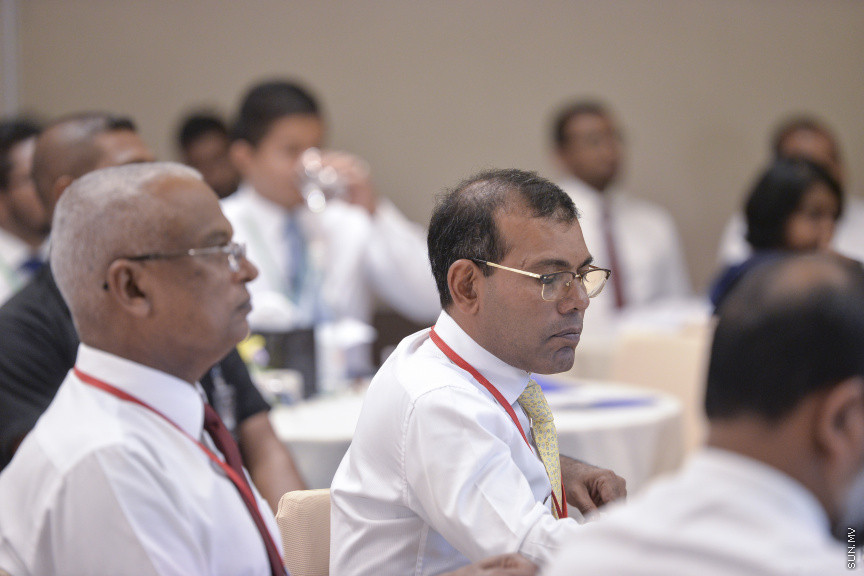 ޑިސެމްބަރު 15، 2019: ކުރޮސްރޯޑުގައި ބޭއްވި "ވިއަވަތި ރާއްޖެ" ކައުންސިލަރުންގެ ކޮންފަރެންސްގެ ތެރެއިން: ރައީސް ސޯލިހާއި ރައީސް ނަޝީދު ---- ސަން ފޮޓޯ/ މުޒައްޔިން ނާޒިމް