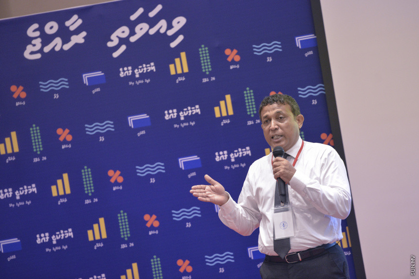 ޑިސެމްބަރު 15، 2019: ކުރޮސްރޯޑުގައި ބޭއްވި "ވިއަވަތި ރާއްޖެ" ކައުންސިލަރުންގެ ކޮންފަރެންސްގެ ތެރެއިން: ޕްލޭނިން މިނިސްޓަރު މުހައްމަދު އަސްލަމް ވާޙަކަ ދައްކަވަނީ -- ސަން ފޮޓޯ/ މުޒައްޔިން ނާޒިމް