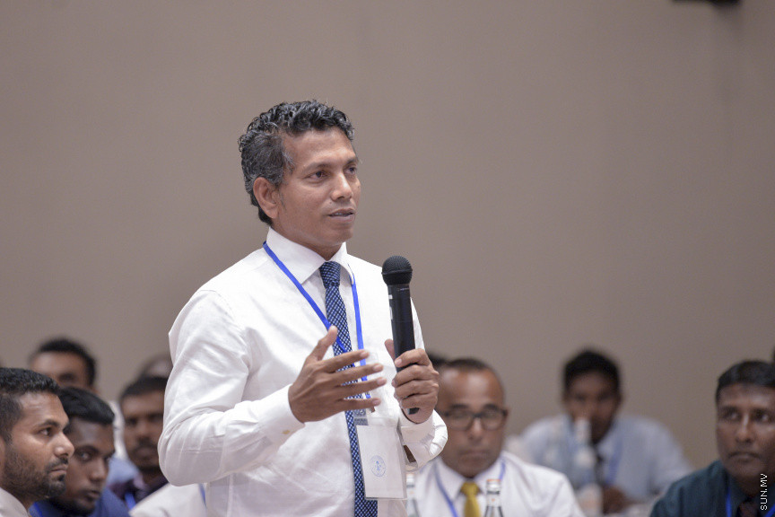 ޑިސެމްބަރު 15، 2019: ކުރޮސްރޯޑުގައި ބޭއްވި "ވިއަވަތި ރާއްޖެ" ކައުންސިލަރުންގެ ކޮންފަރެންސްގެ ތެރެއިން: އައްޑޫ މޭޔަރު ސޯބެ ވާހަކަ ދައްކަވަނީ --- ސަން ފޮޓޯ/ މުޒައްޔިން ނާޒިމް