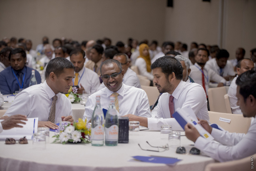 ޑިސެމްބަރު 15، 2019: ކުރޮސްރޯޑުގައި ބޭއްވި "ވިއަވަތި ރާއްޖެ" ކައުންސިލަރުންގެ ކޮންފަރެންސްގެ ތެރެއިން: އެމްޑީޕީ ޕީޖީ މެމްބަރުން --- ސަން ފޮޓޯ/ މުޒައްޔިން ނާޒިމް