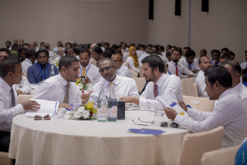 ޑިސެމްބަރު 15، 2019: ކުރޮސްރޯޑުގައި ބޭއްވި "ވިއަވަތި ރާއްޖެ" ކައުންސިލަރުންގެ ކޮންފަރެންސްގެ ތެރެއިން: އެމްޑީޕީ ޕީޖީ މެމްބަރުން --- ސަން ފޮޓޯ/ މުޒައްޔިން ނާޒިމް