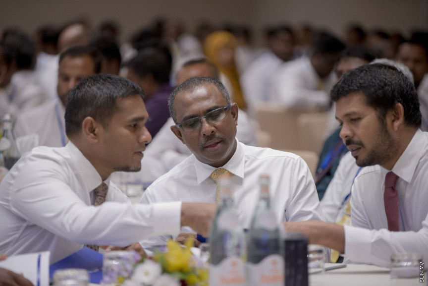 ޑިސެމްބަރު 15، 2019: ކުރޮސްރޯޑުގައި ބޭއްވި "ވިއަވަތި ރާއްޖެ" ކައުންސިލަރުންގެ ކޮންފަރެންސްގެ ތެރެއިން: އެމްޑީޕީ ޕީޖީ މެމްބަރުން --- ސަން ފޮޓޯ/ މުޒައްޔިން ނާޒިމް
