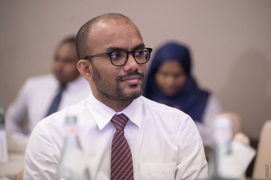 ޑިސެމްބަރު 15، 2019: ކުރޮސްރޯޑުގައި ބޭއްވި "ވިއަވަތި ރާއްޖެ" ކައުންސިލަރުންގެ ކޮންފަރެންސްގެ ތެރެއިން: ފިނޭންސް މިނިސްޓަރު އަމީރު --- ސަން ފޮޓޯ/ މުޒައްޔިން ނާޒިމް