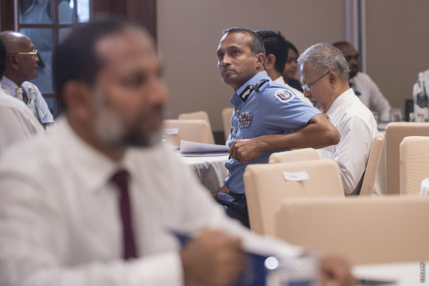 ޑިސެމްބަރު 15، 2019: ކުރޮސްރޯޑުގައި ބޭއްވި "ވިއަވަތި ރާއްޖެ" ކައުންސިލަރުންގެ ކޮންފަރެންސްގެ ތެރެއިން: ޕޮލިސް ކޮމިޝަނަރު މުހައްމަދު ހަމީދު --- ސަން ފޮޓޯ/ މުޒައްޔިން ނާޒިމް