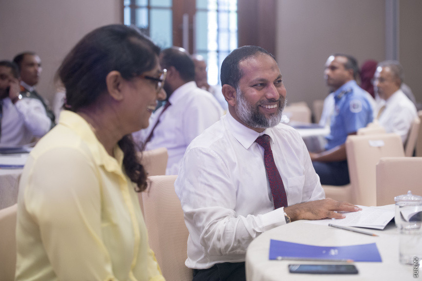 ޑިސެމްބަރު 15، 2019: ކުރޮސްރޯޑުގައި ބޭއްވި "ވިއަވަތި ރާއްޖެ" ކައުންސިލަރުންގެ ކޮންފަރެންސްގެ ތެރެއިން: ހޯމް މިނިސްޓަރު އިމްރާން އަބްބްދުﷲ އާއި ޑިފެންސް މިނިސްޓަރު މާރިއާ ދީދީ --- ސަން ފޮޓޯ/ މުޒައްޔިން ނާޒިމް