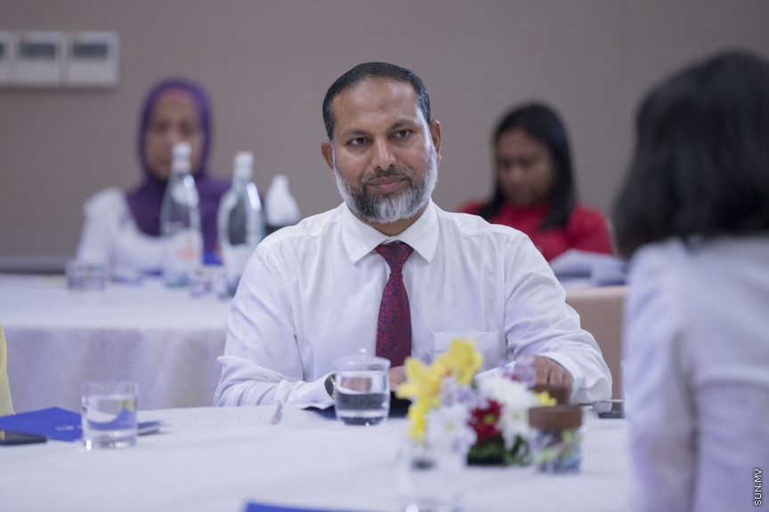 ޑިސެމްބަރު 15، 2019: ކުރޮސްރޯޑުގައި ބޭއްވި "ވިއަވަތި ރާއްޖެ" ކައުންސިލަރުންގެ ކޮންފަރެންސްގެ ތެރެއިން: ހޯމް މިނިސްޓަރު އިމްރާން އަބްބްދުﷲ --- ސަން ފޮޓޯ/ މުޒައްޔިން ނާޒިމް