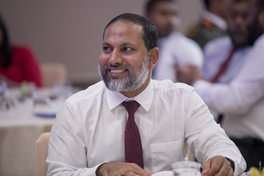 ޑިސެމްބަރު 15، 2019: ކުރޮސްރޯޑުގައި ބޭއްވި "ވިއަވަތި ރާއްޖެ" ކައުންސިލަރުންގެ ކޮންފަރެންސްގެ ތެރެއިން: ހޯމް މިނިސްޓަރު އިމްރާން އަބްބްދުﷲ --- ސަން ފޮޓޯ/ މުޒައްޔިން ނާޒިމް