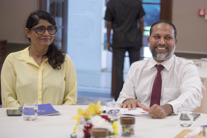 ޑިސެމްބަރު 15، 2019: ކުރޮސްރޯޑުގައި ބޭއްވި "ވިއަވަތި ރާއްޖެ" ކައުންސިލަރުންގެ ކޮންފަރެންސްގެ ތެރެއިން: ހޯމް މިނިސްޓަރު އިމްރާން އަބްބްދުﷲ އާއި ޑިފެންސް މިނިސްޓަރު މާރިއާ ދީދީ --- ސަން ފޮޓޯ/ މުޒައްޔިން ނާޒިމް