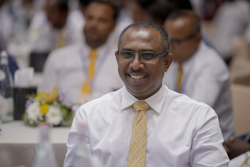 ޑިސެމްބަރު 15، 2019: ކުރޮސްރޯޑުގައި ބޭއްވި "ވިއަވަތި ރާއްޖެ" ކައުންސިލަރުންގެ ކޮންފަރެންސްގެ ތެރެއިން: އެމްޑީޕީ ޕީޖީ ލީޑަރު، މެދު ހެންވޭރު ދާއިރާ މެމްބަރު އަލީ އާޒިމް --- ސަން ފޮޓޯ/ މުޒައްޔިން ނާޒިމް