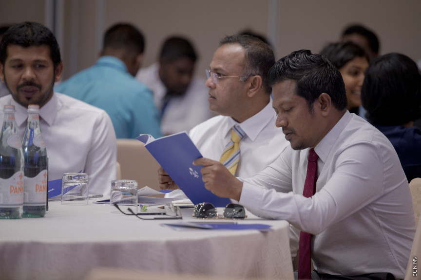ޑިސެމްބަރު 15، 2019: ކުރޮސްރޯޑުގައި ބޭއްވި "ވިއަވަތި ރާއްޖެ" ކައުންސިލަރުންގެ ކޮންފަރެންސްގެ ތެރެއިން: އެމްޑީޕީ ޕީޖީ މެމްބަރުން --- ސަން ފޮޓޯ/ މުޒައްޔިން ނާޒިމް