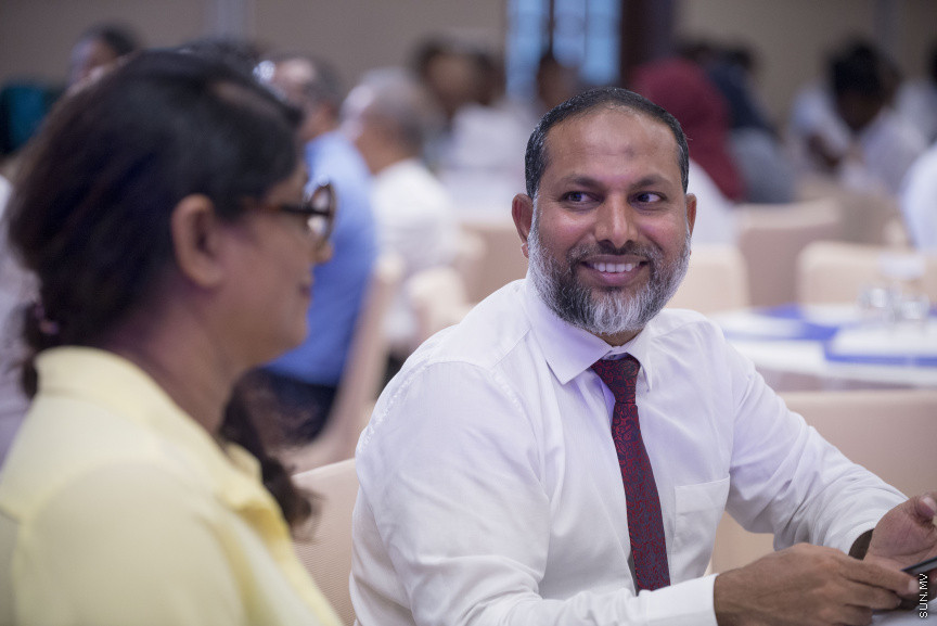 ޑިސެމްބަރު 15، 2019: ކުރޮސްރޯޑުގައި ބޭއްވި "ވިއަވަތި ރާއްޖެ" ކައުންސިލަރުންގެ ކޮންފަރެންސްގެ ތެރެއިން: ހޯމް މިނިސްޓަރު އިމްރާން އަބްބްދުﷲ --- ސަން ފޮޓޯ/ މުޒައްޔިން ނާޒިމް