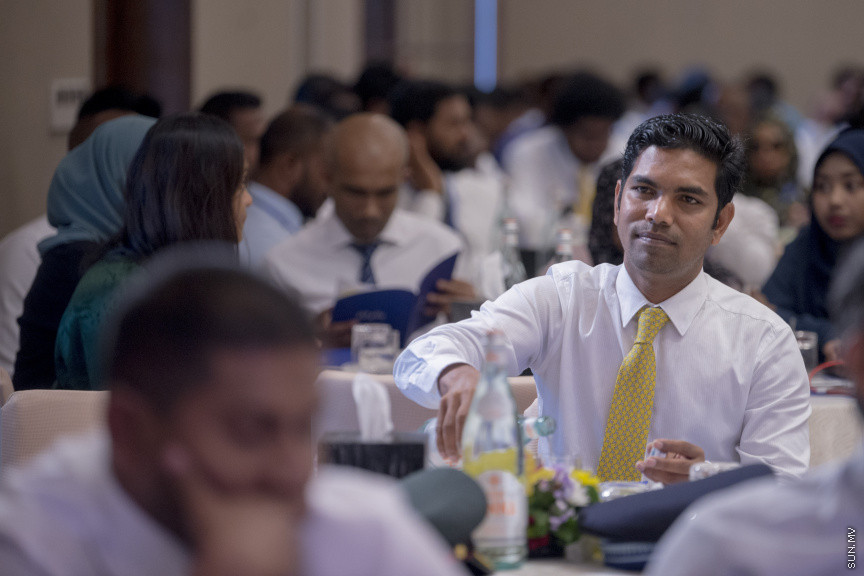 ޑިސެމްބަރު 15، 2019: ކުރޮސްރޯޑުގައި ބޭއްވި "ވިއަވަތި ރާއްޖެ" ކައުންސިލަރުންގެ ކޮންފަރެންސްގެ ތެރެއިން: ރައީސް އޮފީހުގެ މިނިސްޓަރު މުހައްމަދު ޝީފާޒު ---- ސަން ފޮޓޯ/ މުޒައްޔިން ނާޒިމް