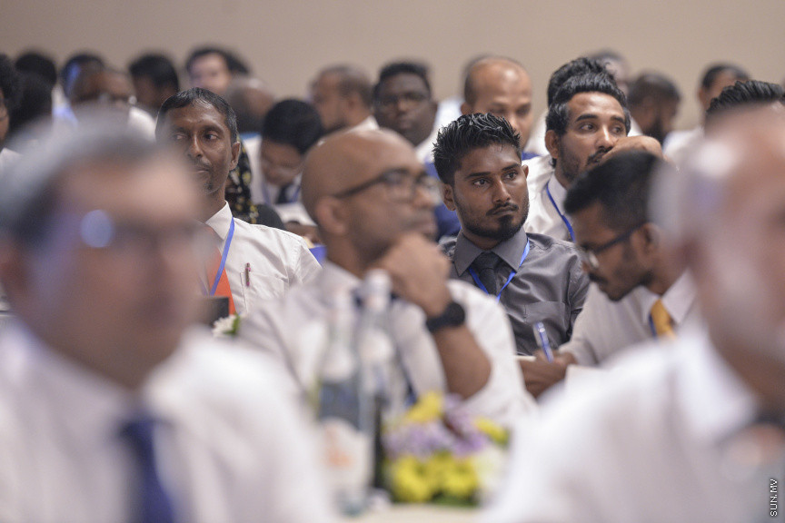 ޑިސެމްބަރު 15، 2019: ކުރޮސްރޯޑުގައި ބޭއްވި "ވިއަވަތި ރާއްޖެ" ކައުންސިލަރުންގެ ކޮންފަރެންސްގެ ތެރެއިން: އައްޑޫ މޭޔަރު ސޯބެ ވާހަކަ ދައްކަވަނީ --- ސަން ފޮޓޯ/ މުޒައްޔިން ނާޒިމް