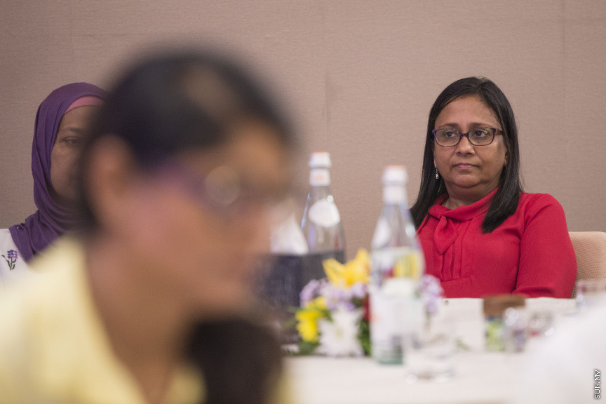 ޑިސެމްބަރު 15، 2019: ކުރޮސްރޯޑުގައި ބޭއްވި "ވިއަވަތި ރާއްޖެ" ކައުންސިލަރުންގެ ކޮންފަރެންސްގެ ތެރެއިން: ފިޝަރީޒް މިނިސްޓަރު ޒަހާ --- ސަން ފޮޓޯ/ މުޒައްޔިން ނާޒިމް