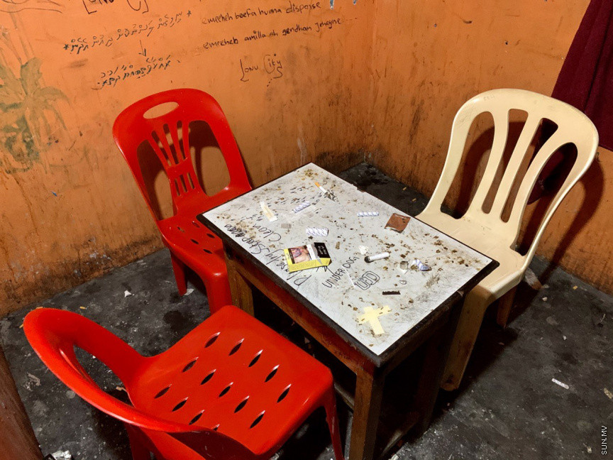  ޑިސެމްބަރު، 19، 2019: ކޭފޭ އުސޫލުން މަސްތުވުމުގެ ހިދުމަތް ދެމުން ދިޔަ މ. ލޮނުމިދިލިގެ ފުލުހުން ބަލާ ފާސް ކުރުން: މަސްތުވާތަކެތި ބޭނުންކުރުމަށް ބޭނުންކުރާ ގިނަ އަދަދެއްގެ އާލާތްތަކެއް ވަނީ ފެނިފައި --- ސަން ފޮޓޯ/ މުޒައްޔިން ނާޒިމް