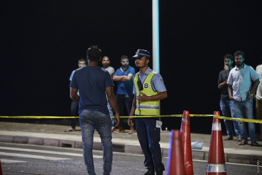 ޑިސެމްބަރު، 20، 2019: މާލޭ ކޮޅުން ބުރިޖު ލައިޓް ކައިރިން ހިނގި ރޭ ދަންވަރު ހިނގި އެކްސިޑެންޓް: ތިން ކަރާކާއި ސައިކަލަކަށް ގެލުންވި ނަމަވެސް އެއްވެސް މީހަކަށް ސީރިޔަށް އަނިޔާއެއް ލިބިފައި ނުވޭ -- ސަން ފޮޓޯ/ މުޒައްޔިން ނާޒިމް