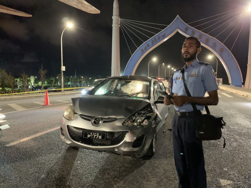 ޑިސެމްބަރު، 20، 2019: މާލޭ ކޮޅުން ބުރިޖު ލައިޓް ކައިރިން ހިނގި ރޭ ދަންވަރު ހިނގި އެކްސިޑެންޓް: ތިން ކަރާކާއި ސައިކަލަކަށް ގެލުންވި ނަމަވެސް އެއްވެސް މީހަކަށް ސީރިޔަށް އަނިޔާއެއް ލިބިފައި ނުވޭ -- ސަން ފޮޓޯ/ މުޒައްޔިން ނާޒިމް