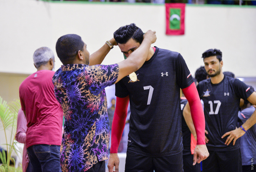 ޖެނުއަރީ 6، 2020: އަހަރެއްގެ މެދުކެނޑުމަކަށްފަހު އަލުން ބޭއްވި ގައުމީ ވޮލީ ލީގު ޗެމްޕިއަންކަން ދިވެހި ސިފައިންގެ ކުލަބުން ހޯދުން -- ސަން ފޮޓޯ/ ފަޔާޒު މޫސާ