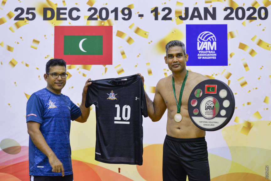 ޖެނުއަރީ 6، 2020: އަހަރެއްގެ މެދުކެނޑުމަކަށްފަހު އަލުން ބޭއްވި ގައުމީ ވޮލީ ލީގު ޗެމްޕިއަންކަން ދިވެހި ސިފައިންގެ ކުލަބުން ހޯދުން -- ސަން ފޮޓޯ/ ފަޔާޒު މޫސާ