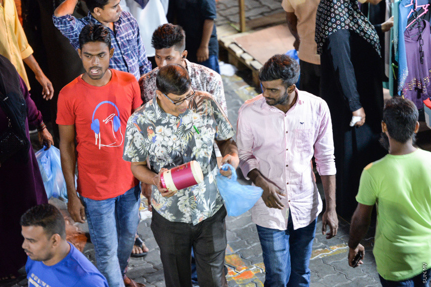 ޖެނުއަރީ 10، 2020: ބޮޑު ޗުއްޓީއާ ދިމާކޮށް ރަސްފަންނު ސަރަހައްދުގައި ކުރިޔަށްގެންދާ މާލެ ސިޓީ ބޮޑު ޗުއްޓީ ނައިޓް މާކެޓްގެ ތެރެއިން -- ސަން ފޮޓޯ/ ފަޔާޒު މޫސާ