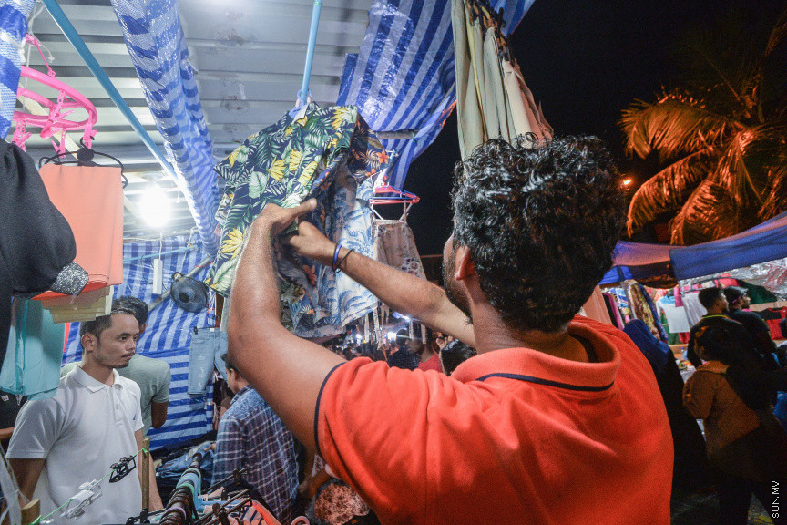 ޖެނުއަރީ 10، 2020: ބޮޑު ޗުއްޓީއާ ދިމާކޮށް ރަސްފަންނު ސަރަހައްދުގައި ކުރިޔަށްގެންދާ މާލެ ސިޓީ ބޮޑު ޗުއްޓީ ނައިޓް މާކެޓްގެ ތެރެއިން -- ސަން ފޮޓޯ/ ފަޔާޒު މޫސާ