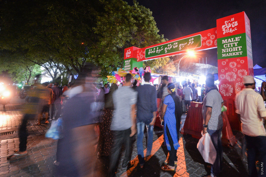 ޖެނުއަރީ 10، 2020: ބޮޑު ޗުއްޓީއާ ދިމާކޮށް ރަސްފަންނު ސަރަހައްދުގައި ކުރިޔަށްގެންދާ މާލެ ސިޓީ ބޮޑު ޗުއްޓީ ނައިޓް މާކެޓްގެ ތެރެއިން -- ސަން ފޮޓޯ/ ފަޔާޒު މޫސާ