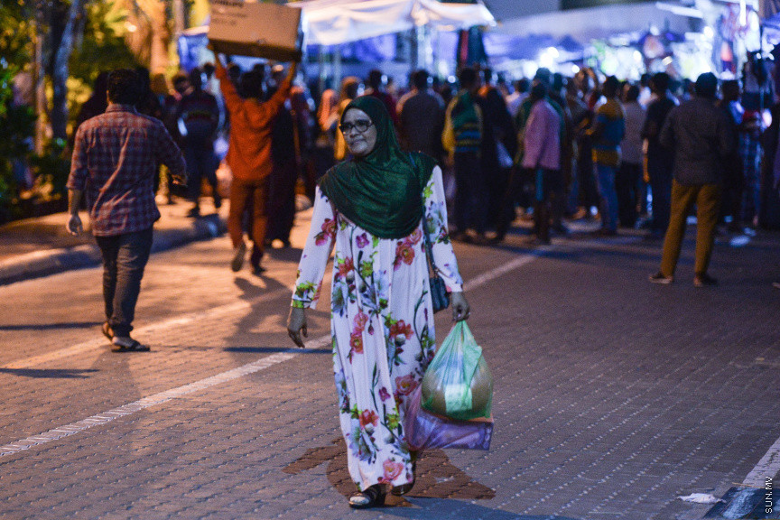 ޖެނުއަރީ 10، 2020: ބޮޑު ޗުއްޓީއާ ދިމާކޮށް ރަސްފަންނު ސަރަހައްދުގައި ކުރިޔަށްގެންދާ މާލެ ސިޓީ ބޮޑު ޗުއްޓީ ނައިޓް މާކެޓްގެ ތެރެއިން -- ސަން ފޮޓޯ/ ފަޔާޒު މޫސާ