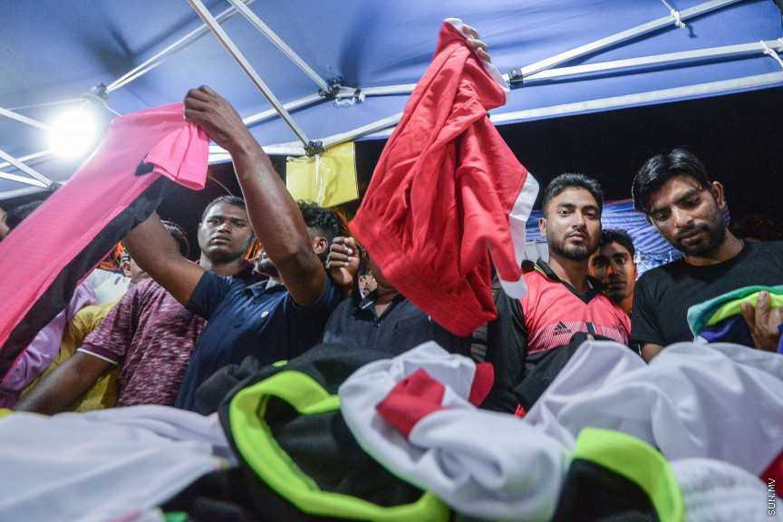 ޖެނުއަރީ 10، 2020: ބޮޑު ޗުއްޓީއާ ދިމާކޮށް ރަސްފަންނު ސަރަހައްދުގައި ކުރިޔަށްގެންދާ މާލެ ސިޓީ ބޮޑު ޗުއްޓީ ނައިޓް މާކެޓްގެ ތެރެއިން -- ސަން ފޮޓޯ/ ފަޔާޒު މޫސާ