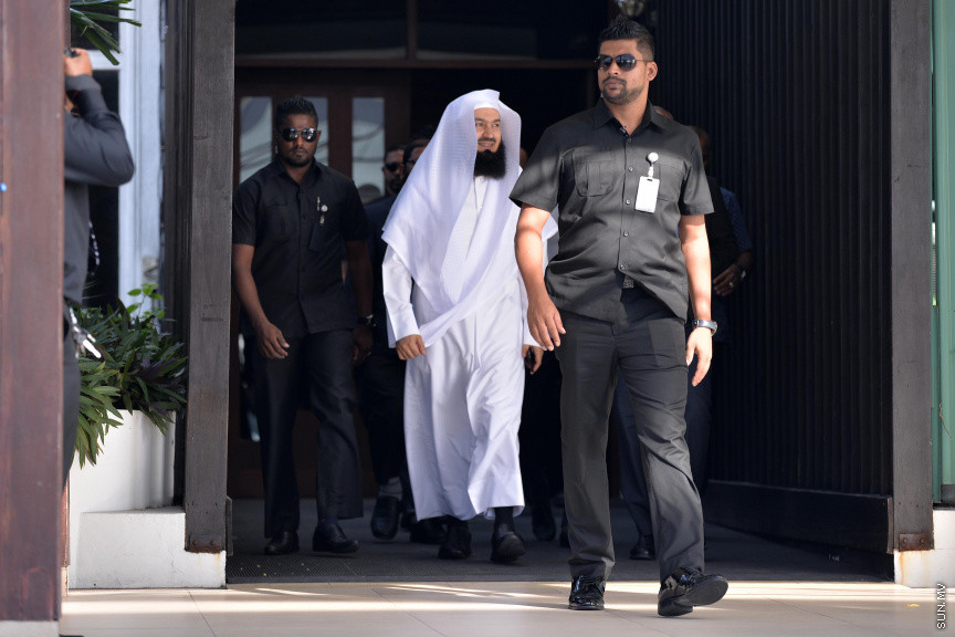 ޖެނުއަރީ 14، 2020: ރާއްޖޭގެ 3 ސަރަހައްދެއްގައި ދަރުސް ދެއްވުމަށް ދިވެހީންގެ މެދުގައި ބޮޑު މަގުބޫލުކަމެއް ހޯއްދަވާފައިވާ ޒިމްބާބްވޭގެ ދީނީ އިލްމުވެރިޔާ މުފްތީ އިސްމާއިލް މެންކު ރާއްޖެ ވަޑައިގަތުން -- ސަން ފޮޓޯ/ ފަޔާޒު މޫސާ