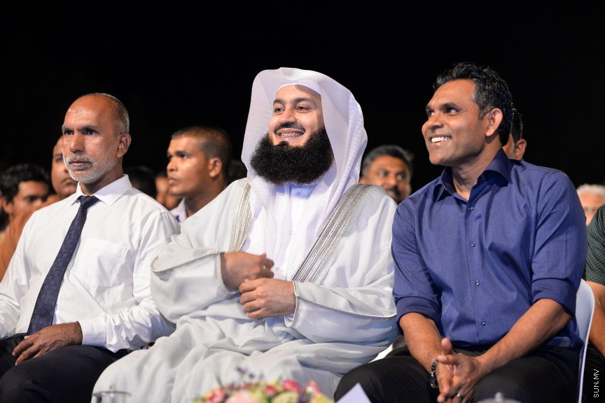 ޖެނުއަރީ 14، 2020: މަޝްހޫރު ދީނީ އިލްމުވެރިޔާ މުފްތީ އިސްމާއިލް މެންކް ރާއްޖެއަށް ކުރައްވަމުން ގެންދަވާ ދަތުރުފުޅުގައި  "ދީނީ ރިހެބިލިޓޭޝަން" ނަމުގައި އަލިމަސް ކާނިވަލުގައި ދެއްވި ދަރުސްގެ ތެރެއިން -- ސަން ފޮޓޯ/ ފަޔާޒު މޫސާ