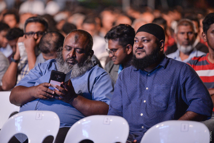 ޖެނުއަރީ 14، 2020: މަޝްހޫރު ދީނީ އިލްމުވެރިޔާ މުފްތީ އިސްމާއިލް މެންކް ރާއްޖެއަށް ކުރައްވަމުން ގެންދަވާ ދަތުރުފުޅުގައި  "ދީނީ ރިހެބިލިޓޭޝަން" ނަމުގައި އަލިމަސް ކާނިވަލުގައި ދެއްވި ދަރުސްގެ ތެރެއިން -- ސަން ފޮޓޯ/ ފަޔާޒު މޫސާ