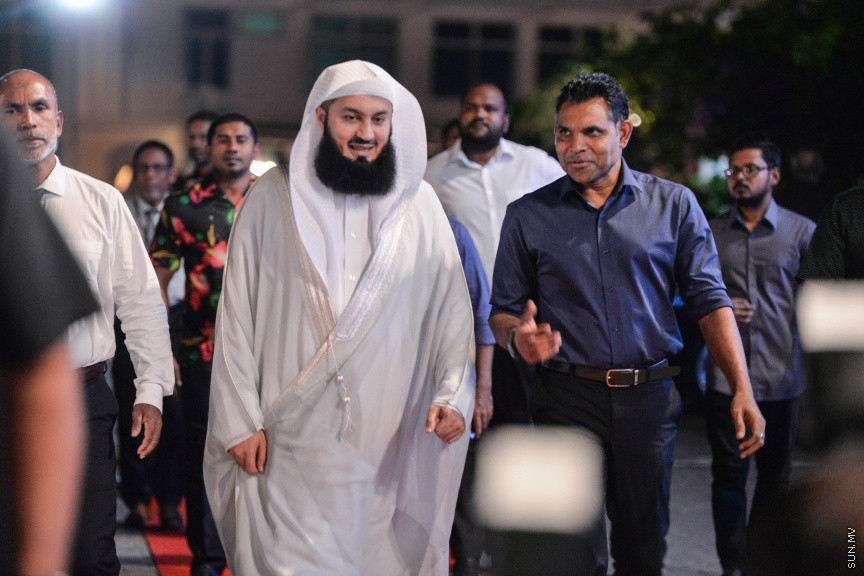 ޖެނުއަރީ 14، 2020: މަޝްހޫރު ދީނީ އިލްމުވެރިޔާ މުފްތީ އިސްމާއިލް މެންކް ރާއްޖެއަށް ކުރައްވަމުން ގެންދަވާ ދަތުރުފުޅުގައި  "ދީނީ ރިހެބިލިޓޭޝަން" ނަމުގައި އަލިމަސް ކާނިވަލުގައި ދެއްވި ދަރުސްގެ ތެރެއިން -- ސަން ފޮޓޯ/ ފަޔާޒު މޫސާ
