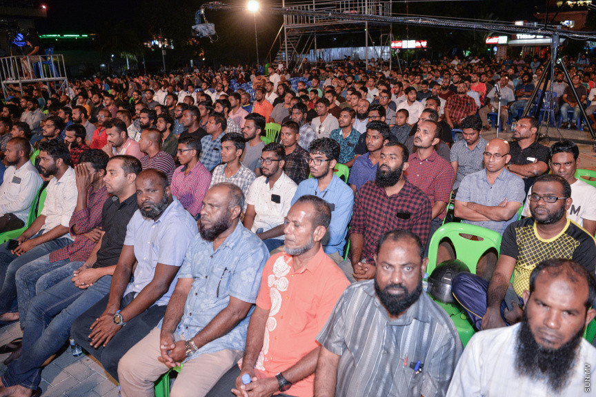 ޖެނުއަރީ 14، 2020: މަޝްހޫރު ދީނީ އިލްމުވެރިޔާ މުފްތީ އިސްމާއިލް މެންކް ރާއްޖެއަށް ކުރައްވަމުން ގެންދަވާ ދަތުރުފުޅުގައި  "ދީނީ ރިހެބިލިޓޭޝަން" ނަމުގައި އަލިމަސް ކާނިވަލުގައި ދެއްވި ދަރުސްގެ ތެރެއިން -- ސަން ފޮޓޯ/ ފަޔާޒު މޫސާ