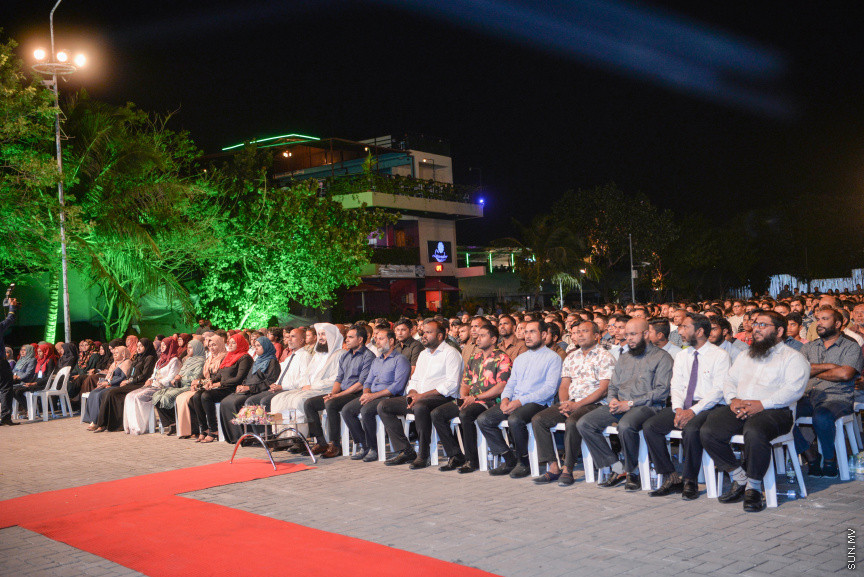 ޖެނުއަރީ 14، 2020: މަޝްހޫރު ދީނީ އިލްމުވެރިޔާ މުފްތީ އިސްމާއިލް މެންކް ރާއްޖެއަށް ކުރައްވަމުން ގެންދަވާ ދަތުރުފުޅުގައި  "ދީނީ ރިހެބިލިޓޭޝަން" ނަމުގައި އަލިމަސް ކާނިވަލުގައި ދެއްވި ދަރުސްގެ ތެރެއިން -- ސަން ފޮޓޯ/ ފަޔާޒު މޫސާ