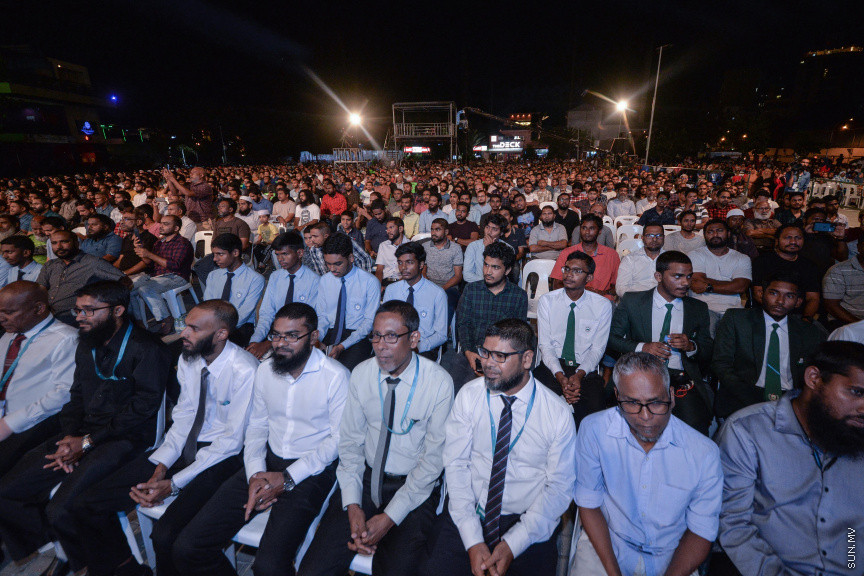 ޖެނުއަރީ 14، 2020: މަޝްހޫރު ދީނީ އިލްމުވެރިޔާ މުފްތީ އިސްމާއިލް މެންކް ރާއްޖެއަށް ކުރައްވަމުން ގެންދަވާ ދަތުރުފުޅުގައި  "ދީނީ ރިހެބިލިޓޭޝަން" ނަމުގައި އަލިމަސް ކާނިވަލުގައި ދެއްވި ދަރުސްގެ ތެރެއިން -- ސަން ފޮޓޯ/ ފަޔާޒު މޫސާ