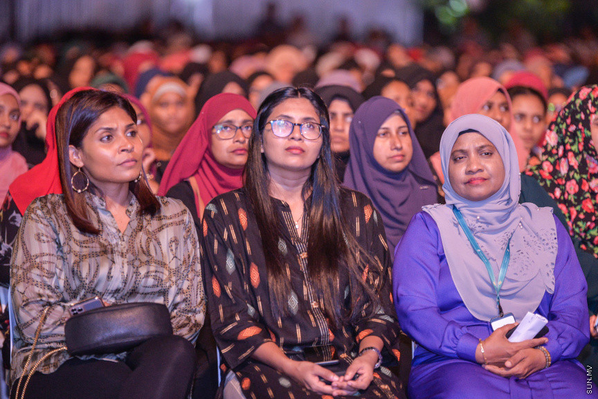 ޖެނުއަރީ 14، 2020: މަޝްހޫރު ދީނީ އިލްމުވެރިޔާ މުފްތީ އިސްމާއިލް މެންކް ރާއްޖެއަށް ކުރައްވަމުން ގެންދަވާ ދަތުރުފުޅުގައި  "ދީނީ ރިހެބިލިޓޭޝަން" ނަމުގައި އަލިމަސް ކާނިވަލުގައި ދެއްވި ދަރުސްގެ ތެރެއިން -- ސަން ފޮޓޯ/ ފަޔާޒު މޫސާ