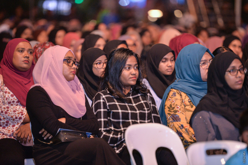 ޖެނުއަރީ 14، 2020: މަޝްހޫރު ދީނީ އިލްމުވެރިޔާ މުފްތީ އިސްމާއިލް މެންކް ރާއްޖެއަށް ކުރައްވަމުން ގެންދަވާ ދަތުރުފުޅުގައި  "ދީނީ ރިހެބިލިޓޭޝަން" ނަމުގައި އަލިމަސް ކާނިވަލުގައި ދެއްވި ދަރުސްގެ ތެރެއިން -- ސަން ފޮޓޯ/ ފަޔާޒު މޫސާ