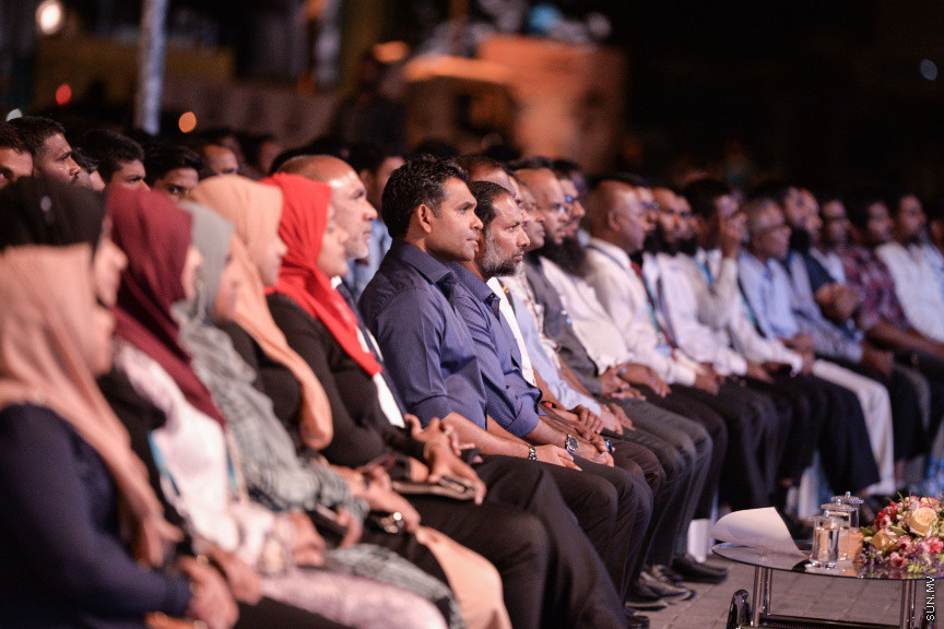 ޖެނުއަރީ 14، 2020: މަޝްހޫރު ދީނީ އިލްމުވެރިޔާ މުފްތީ އިސްމާއިލް މެންކް ރާއްޖެއަށް ކުރައްވަމުން ގެންދަވާ ދަތުރުފުޅުގައި  "ދީނީ ރިހެބިލިޓޭޝަން" ނަމުގައި އަލިމަސް ކާނިވަލުގައި ދެއްވި ދަރުސްގެ ތެރެއިން -- ސަން ފޮޓޯ/ ފަޔާޒު މޫސާ