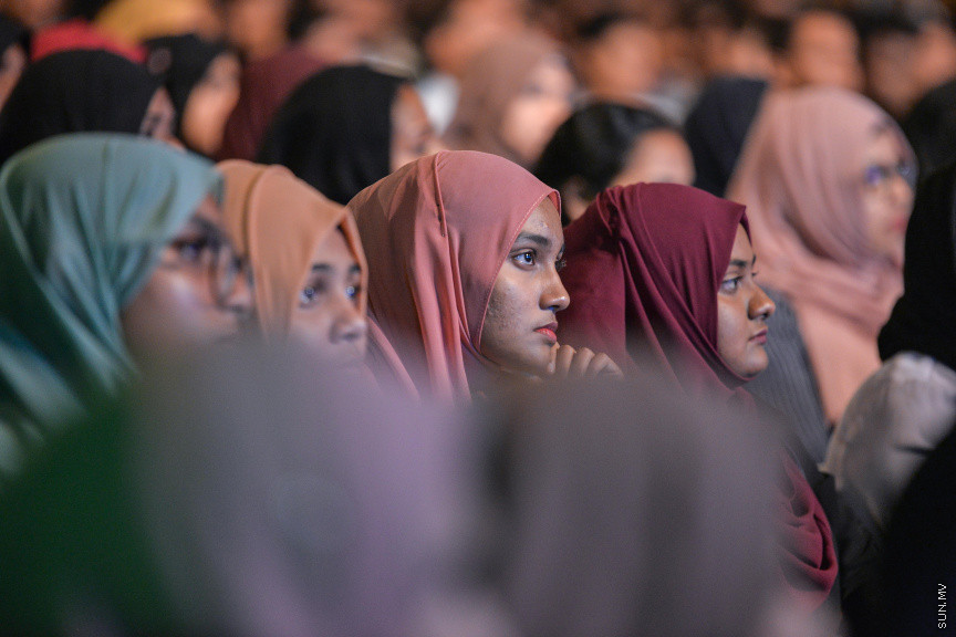 ޖެނުއަރީ 14، 2020: މަޝްހޫރު ދީނީ އިލްމުވެރިޔާ މުފްތީ އިސްމާއިލް މެންކް ރާއްޖެއަށް ކުރައްވަމުން ގެންދަވާ ދަތުރުފުޅުގައި  "ދީނީ ރިހެބިލިޓޭޝަން" ނަމުގައި އަލިމަސް ކާނިވަލުގައި ދެއްވި ދަރުސްގެ ތެރެއިން -- ސަން ފޮޓޯ/ ފަޔާޒު މޫސާ