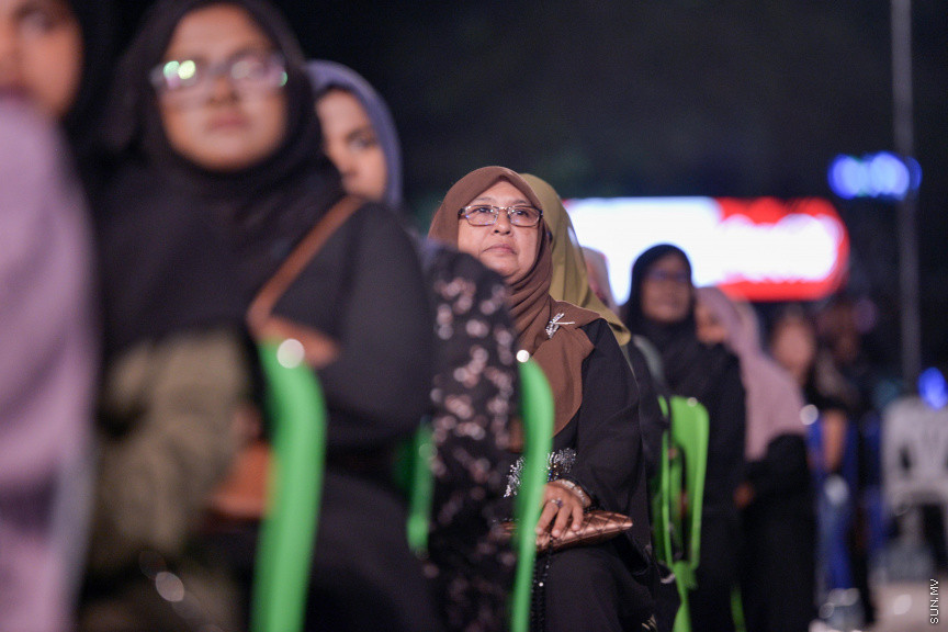 ޖެނުއަރީ 14، 2020: މަޝްހޫރު ދީނީ އިލްމުވެރިޔާ މުފްތީ އިސްމާއިލް މެންކް ރާއްޖެއަށް ކުރައްވަމުން ގެންދަވާ ދަތުރުފުޅުގައި  "ދީނީ ރިހެބިލިޓޭޝަން" ނަމުގައި އަލިމަސް ކާނިވަލުގައި ދެއްވި ދަރުސްގެ ތެރެއިން -- ސަން ފޮޓޯ/ ފަޔާޒު މޫސާ