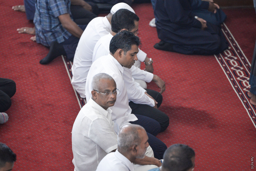 ޖެނުއަރީ 17، 2020: އިސްލާމީ މަރުކަޒުގައި ކުރެވުނު ހުކުރު ނަމާދުގެ ތެރެއިން: ހުކުރު ހުތާބަ ދެއްވާ، އިމާމުވެ ނާމާދު ކުރެއްވީ މަސްހޫރު ދީނީ އިލްމްވެރިޔާ މުފްތީ މެންކް -- ސަން ފޮޓޯ/ ފަޔާޒު މޫސާ