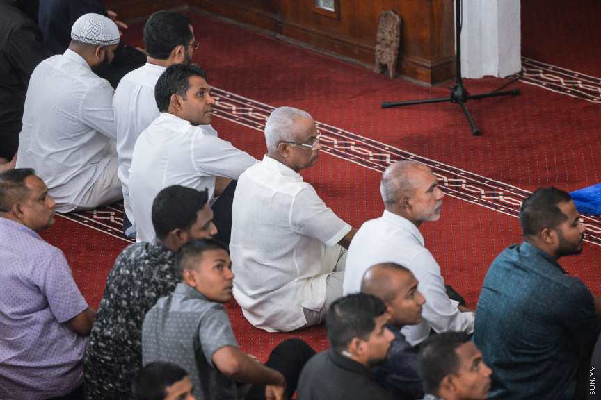 ޖެނުއަރީ 17، 2020: އިސްލާމީ މަރުކަޒުގައި ކުރެވުނު ހުކުރު ނަމާދުގެ ތެރެއިން: ހުކުރު ހުތާބަ ދެއްވާ، އިމާމުވެ ނާމާދު ކުރެއްވީ މަސްހޫރު ދީނީ އިލްމްވެރިޔާ މުފްތީ މެންކް -- ސަން ފޮޓޯ/ ފަޔާޒު މޫސާ