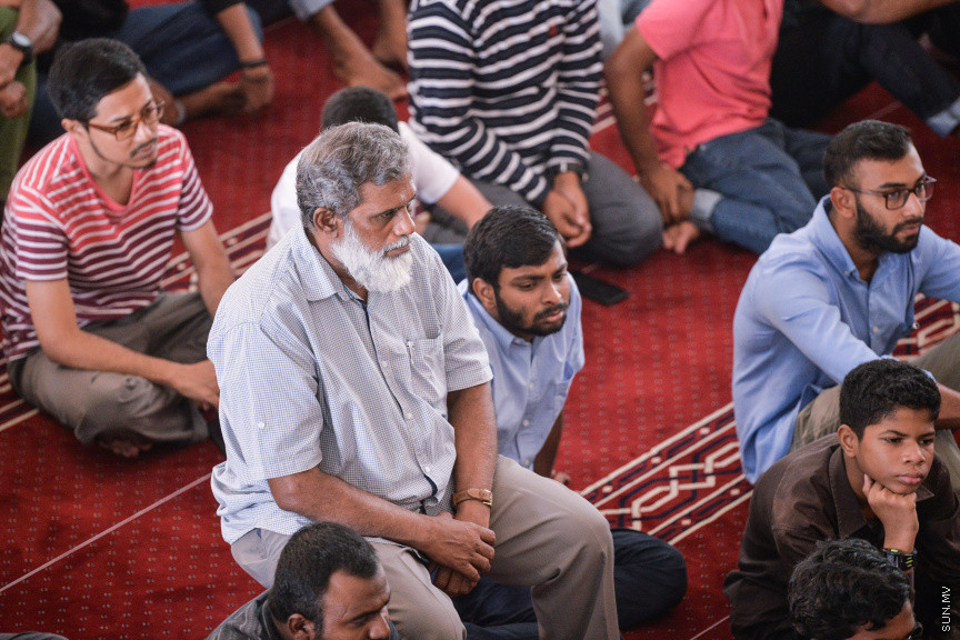ޖެނުއަރީ 17، 2020: އިސްލާމީ މަރުކަޒުގައި ކުރެވުނު ހުކުރު ނަމާދުގެ ތެރެއިން: ހުކުރު ހުތާބަ ދެއްވާ، އިމާމުވެ ނާމާދު ކުރެއްވީ މަސްހޫރު ދީނީ އިލްމްވެރިޔާ މުފްތީ މެންކް -- ސަން ފޮޓޯ/ ފަޔާޒު މޫސާ