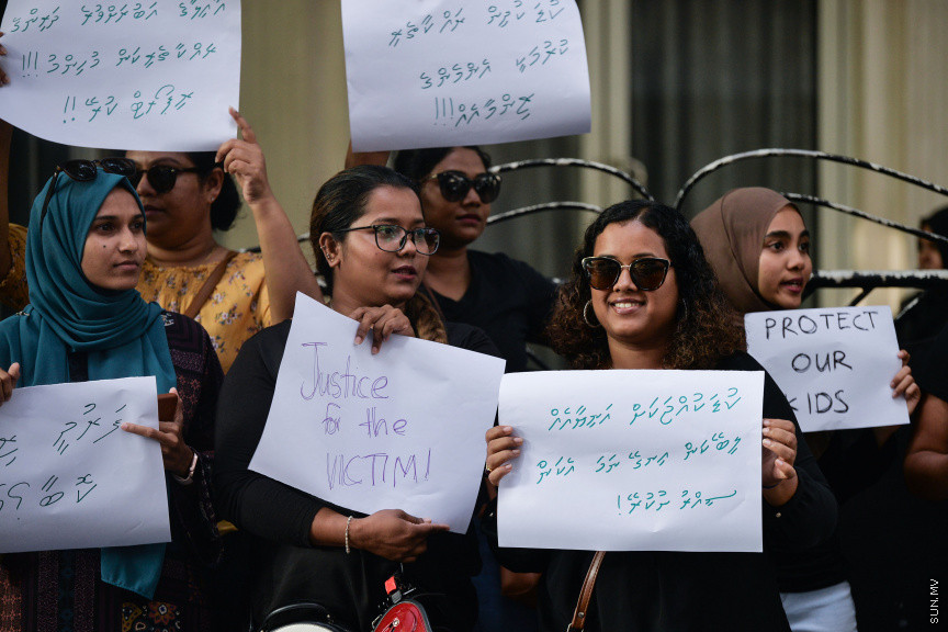 ޖެނުއަރީ 17، 2020: ކަނޑުހުޅުދޫގައި ދެ އަހަރު ނުވާ ތުއްތު އަންހެން ކުއްޖަކު ޖިންސީ އަނިޔާ ދީ ރޭޕް ކުރި މައްސަލައިގައި މާލޭގައި ކުރި އިހުތިޖާޖްގެ ތެރެއިން -- ސަން ފޮޓޯ/ ފަޔާޒު މޫސާ 